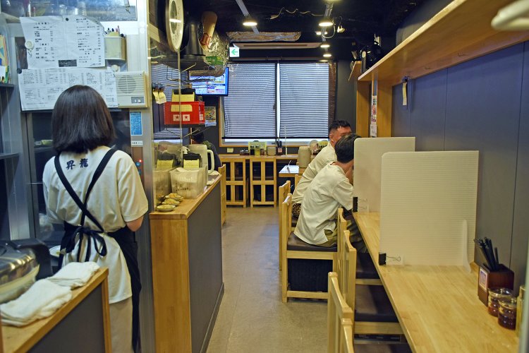 2階はカウンター19席と4人掛けテーブルが2卓。