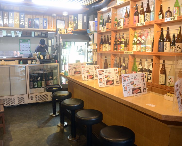 店内には常にビートルズの楽曲が流れ、和食系の居酒屋の雰囲気とは一線を画する。