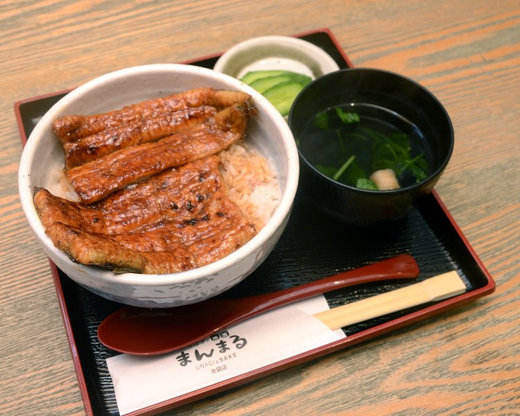 これが噂のまんまる丼1200円。大ぶりのウナギのかば焼きが乗ったどんぶりに、お吸い物、お新香が付いてこの価格はうれしい！