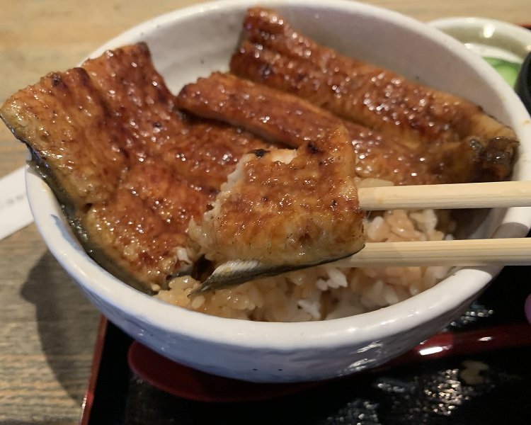 ウナギのかば焼きはふっくら。これでサービス品というのだから驚きのひとことだ。