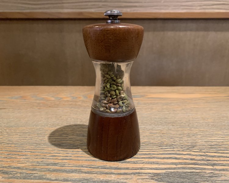 ウナギに欠かせない調味料、山椒はブドウ山椒と呼ばれる特別なもの。挽きたての香りを堪能すべく、ミルで挽くのが『まんまる』スタイル。