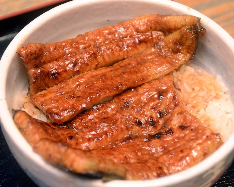 これがまんまる丼1200円。ランチ限定20食のため、オープン直後から行列ができることも。