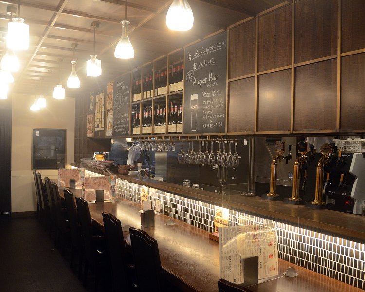 お店は池袋駅東口から徒歩4～5分で到着。店内のカウンター席はおしゃれな雰囲気に。