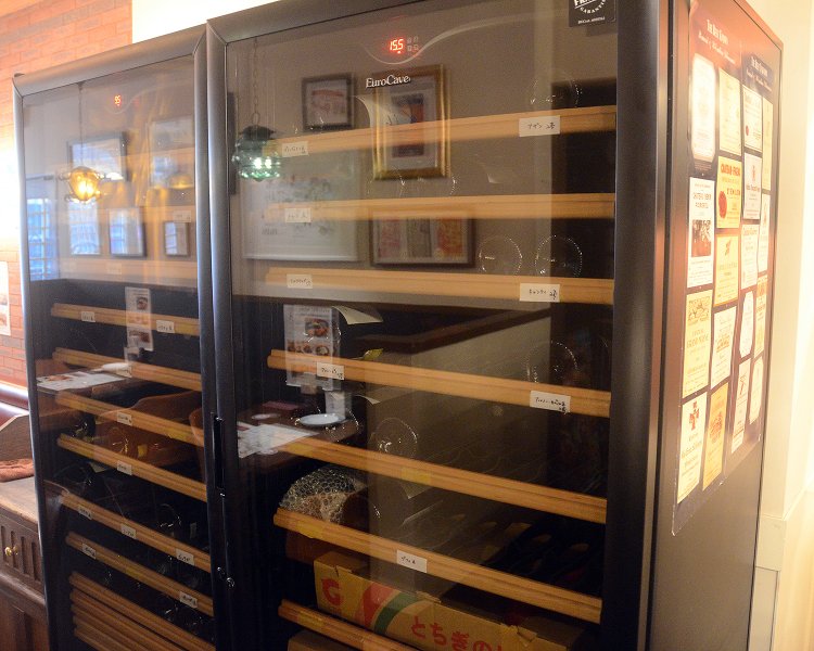 夜にはワインバルとして営業しているため、ワインの品ぞろえには定評が。ソムリエの資格を持つスタッフもいるので、おすすめの一杯を教えてくれる。