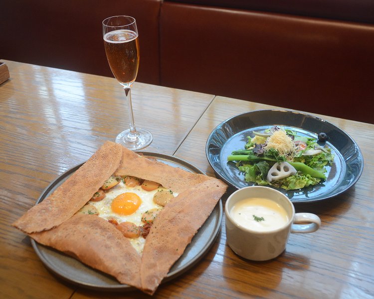 これがガレットランチ1980円～。ガレットのほかにサラダにスープ、そしてドリンクがついてこの値段はコスパ抜群と言える。