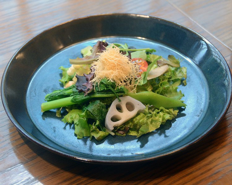 セットのサラダは季節に合わせた野菜を中心に。この日は春野菜にブルーベリーの取り合わせで、季節を感じる味わいとなった。