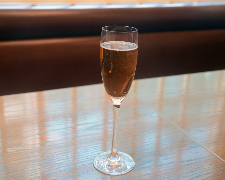 ドリンクは追加料金を払うとアルコールもOK。ということで食前酒としても人気なシードル +200円をオーダー。