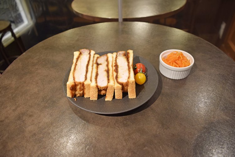 カツサンド1200円。11:00～16:30のランチ限定。小さな付け合わせは、カツサンドをより楽しめるようにとのシェフの愛情だそうだ。