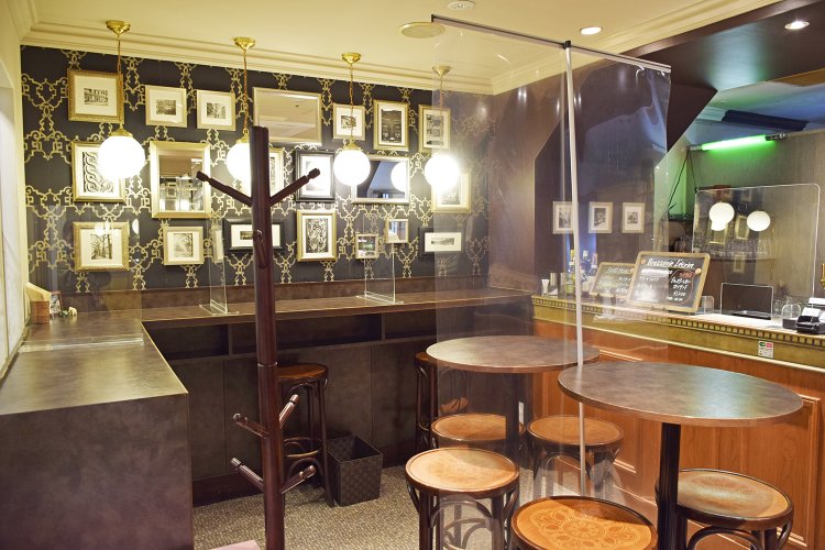 シックなヨーロピアン調の装飾で、これが日本の駅のコンコース内にあるとは思えない風情。