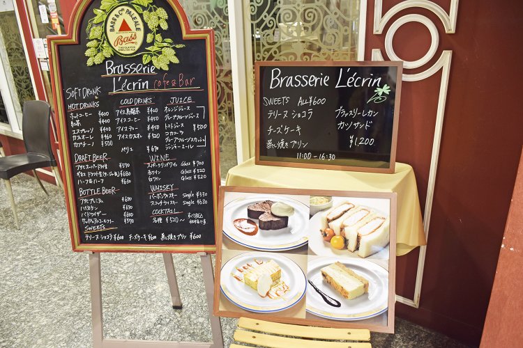 コーヒー・紅茶・ジュースなどのソフトドリンクのほか、ビールやカクテルなどのお酒も楽しめる。