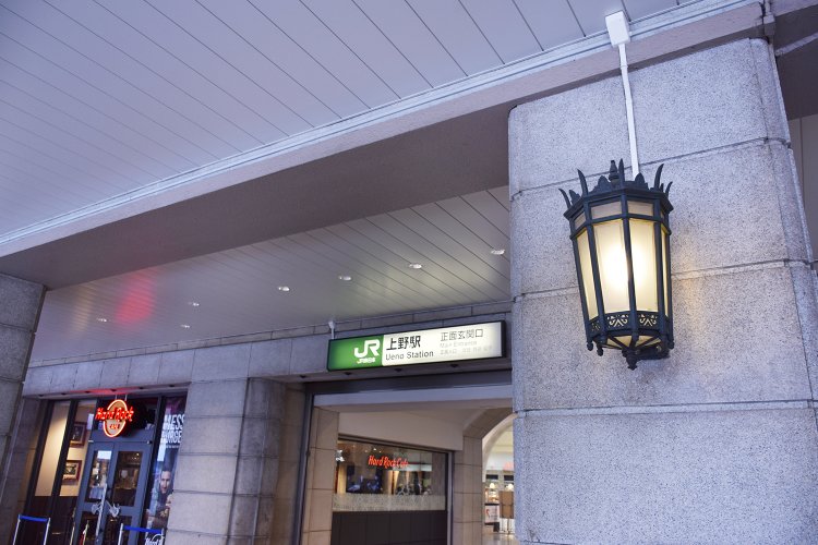 コンコースには広小路口、正面玄関口など、どこかレトロな景色を持つ出入り口がいくつかある。