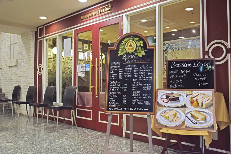 キャフェスペースの外観。『銀座レカン』を象徴する“レカンレッド”を彷彿とさせる色合いの店構え。