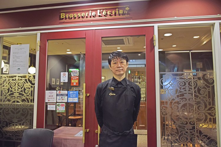 『ブラッスリー・レカン』の支配人を務める八ツ井隆揮さん。