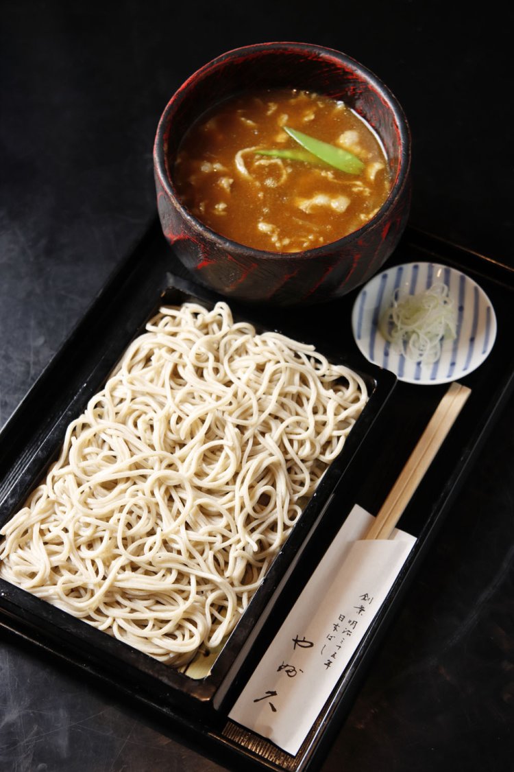 黒豚つけカレー（大辛口）1595円。黒糖焼酎に漬けた黒豚の旨味を、秘伝のカレースパイスが引き立てる。