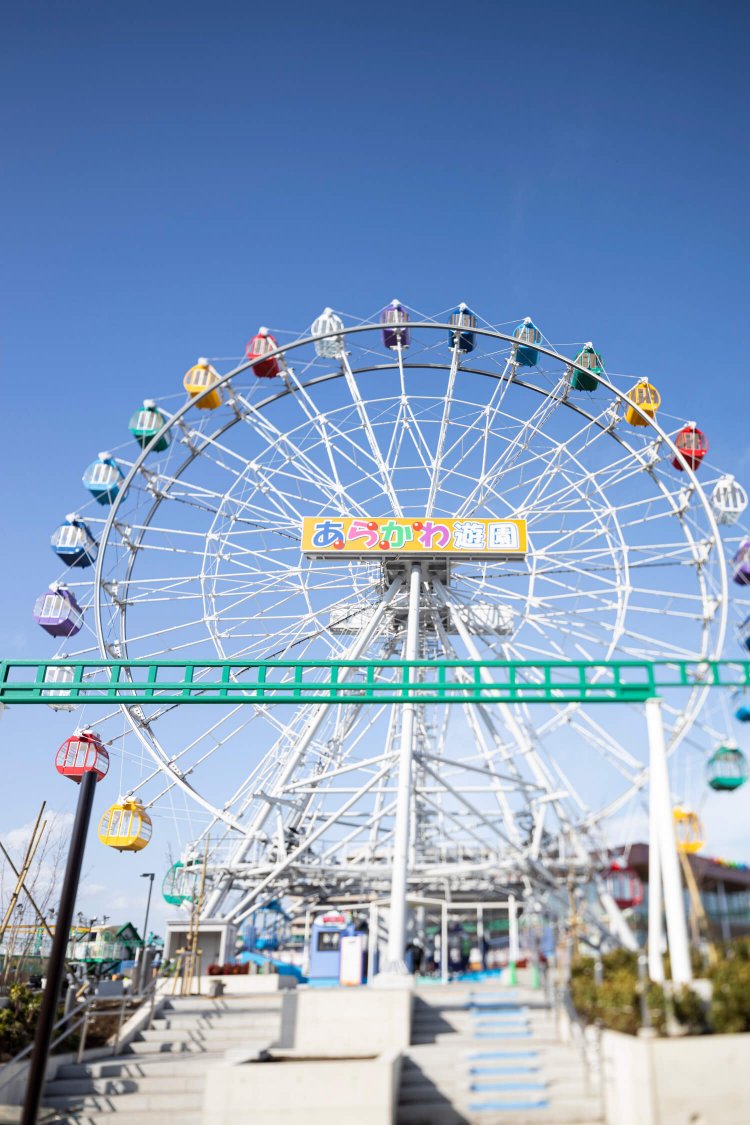 シンボルの観覧車も新しくなった。7色のゴンドラが青空に映える。