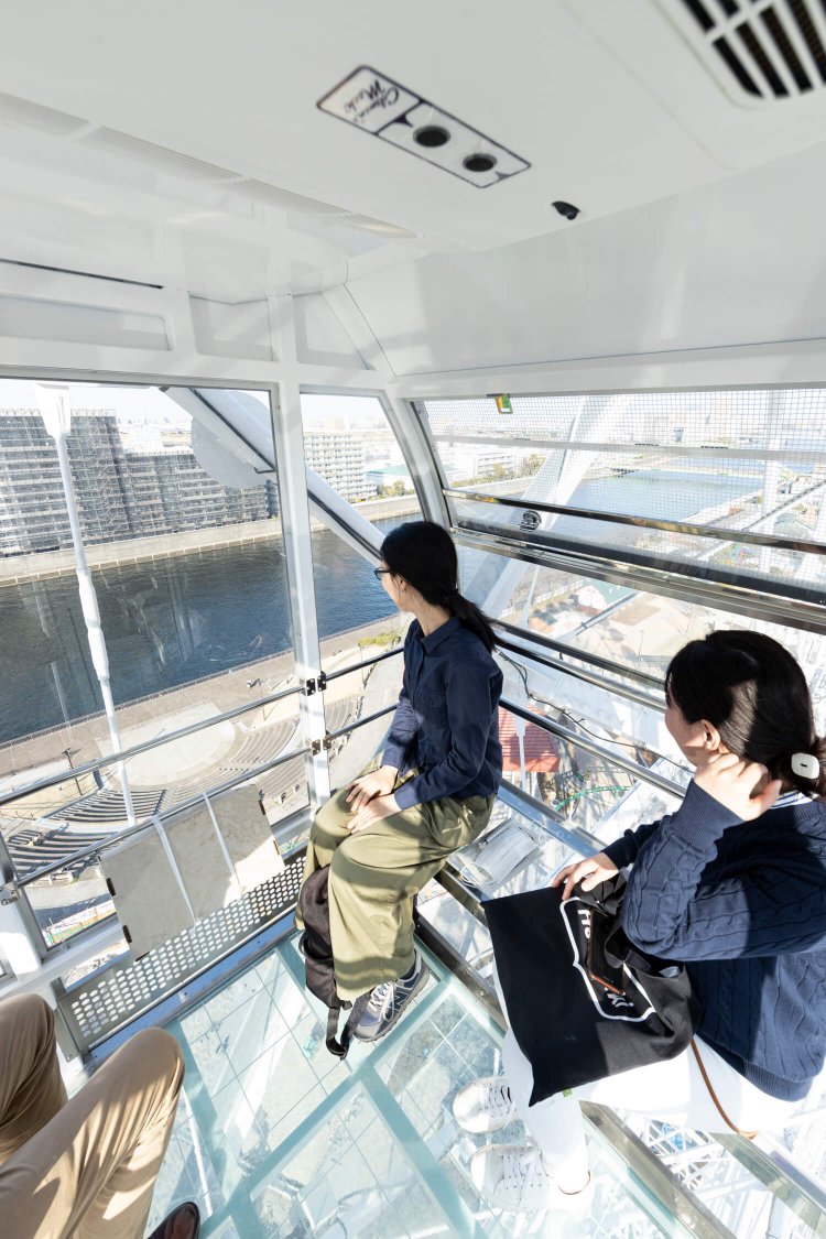 4つあるスケルトンゴンドラ。足元に広がる街並みにドキドキ！