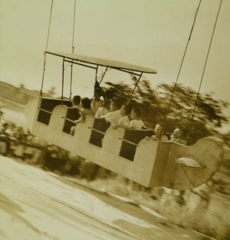 ［1950年ごろ］ 当時大人気となったアトラクション「ジェット飛行機」。どれくらいの高さとスピードだったのか、気になるところ。