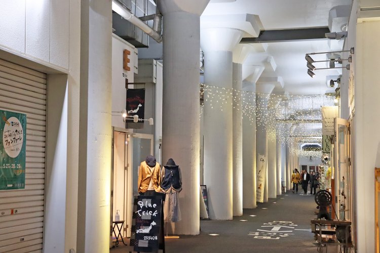 御徒町駅～秋葉原駅高架下には、個性の光るクリエイターたちが店を構える。立ち並ぶ太い柱は、まるで神殿のよう。