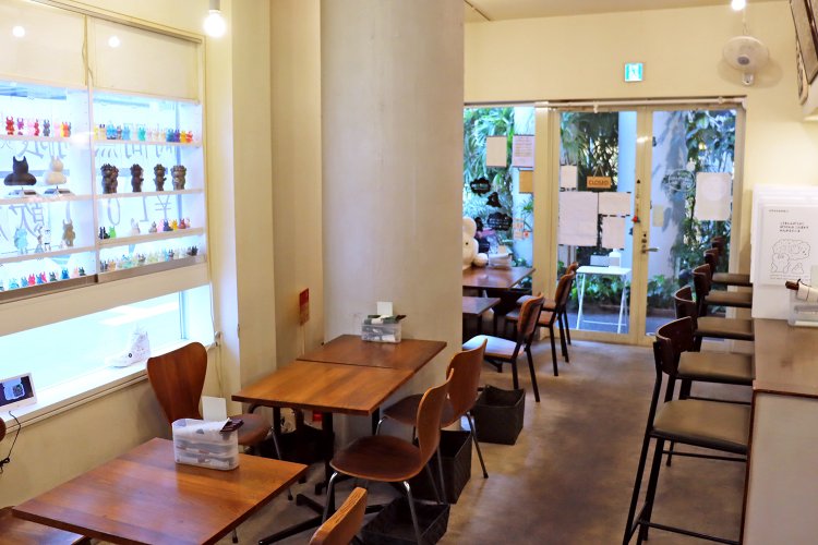 白いUAMOUが柱の陰からのぞいている。窓際にもちっちゃなUAMOUたちがずらり。