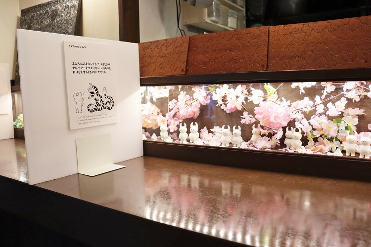 シーズンごとに変えられるカウンタースペースのディスプレイ。伺ったときは大勢のUAMOUとおばけのBooがお花見の真っ最中だった。