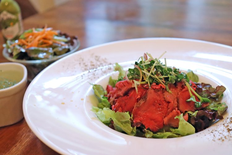 高級レストランのようなローストビーフ丼。スープとサラダ付きで850円。