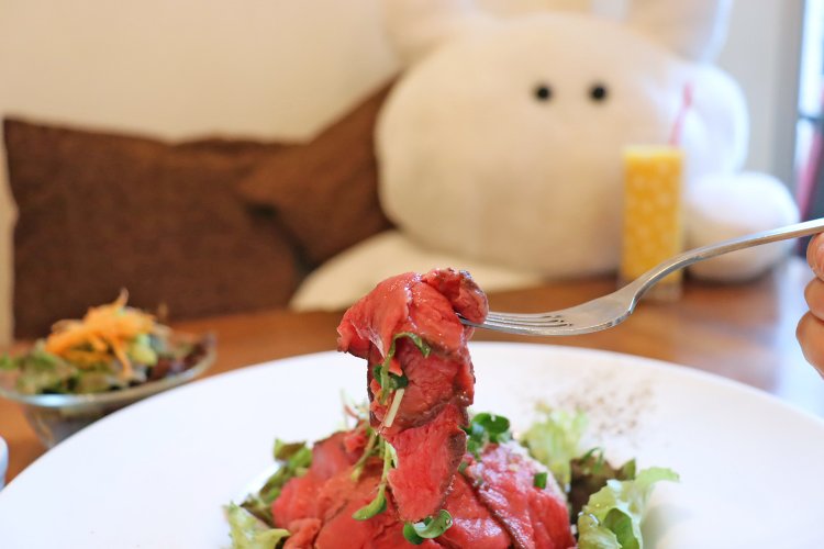 UAMOUも見とれている。きっと君の大好物なんだね。