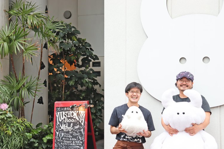 高木さん（右）とスタッフの林さん。遊食家Booの自家製ドレッシングも購入したいほど美味。