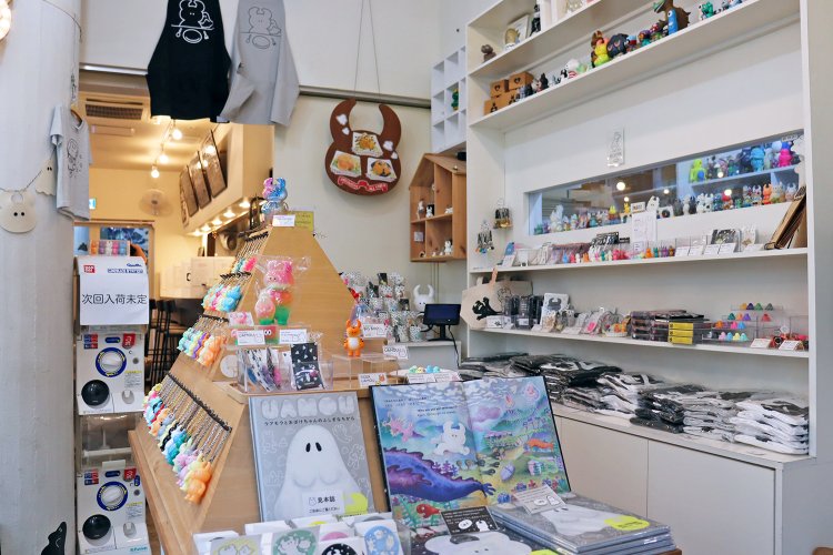 綾子さんの店『STUDIO UAMOU』と『遊食家Boo』は自由に行き来できる。