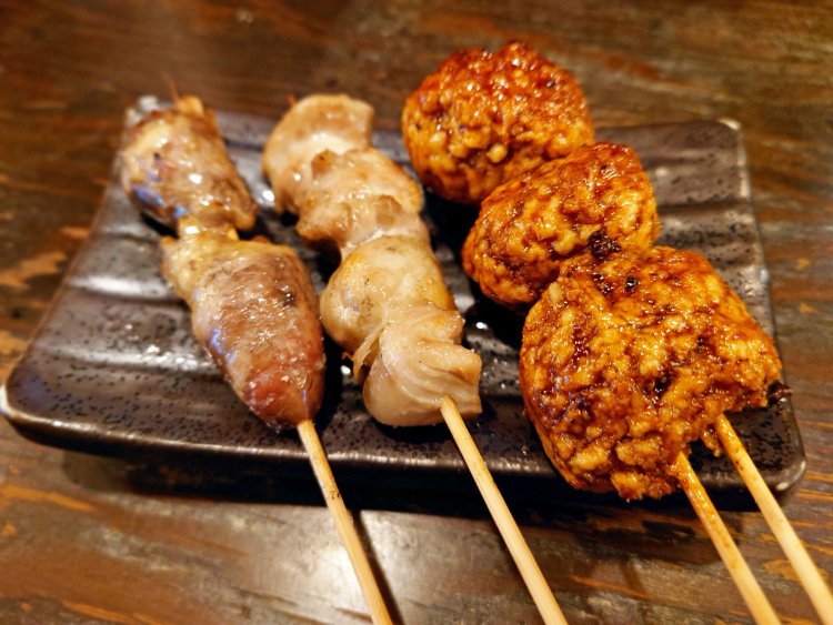 おまかせ盛り合わせ三本450円。左から丸ハツ、もも、自家製つくね。