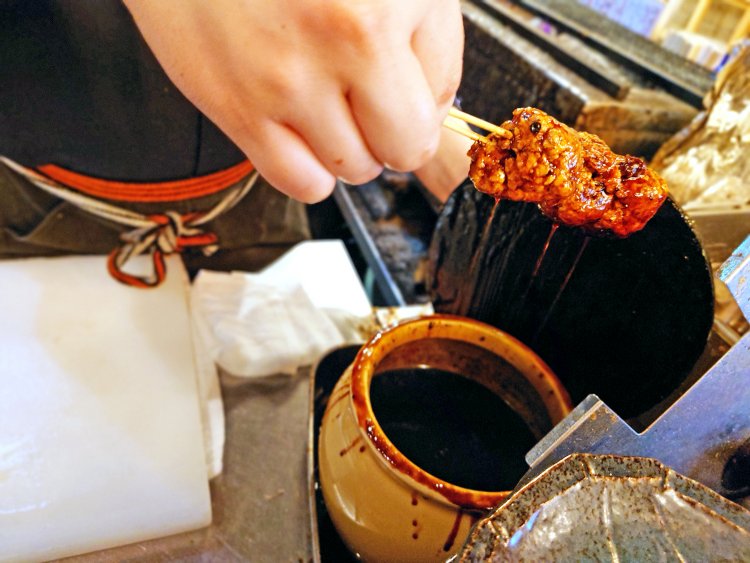 創業から継ぎ足しの秘伝のタレ。ほどよく焼きながら3度づけ。