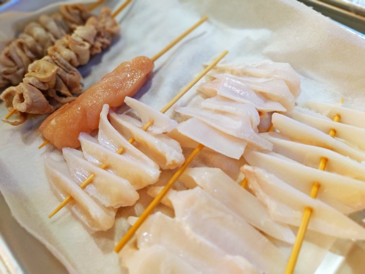 好物のナンコツに目がいくが、初めての店なので店長におまかせでオーダー。