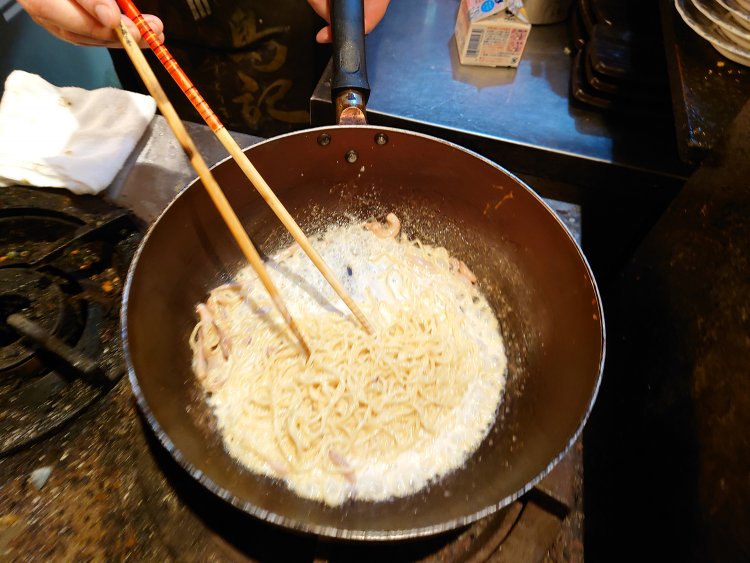 生クリームを入れてサッと絡ませる。