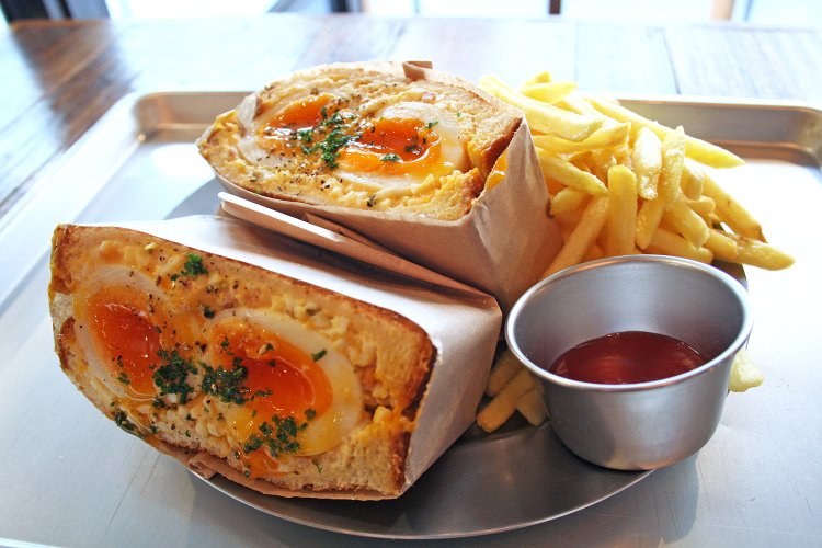 エッグベイビーサンド with フレンチフライ990円。グリーンサラダ付き。