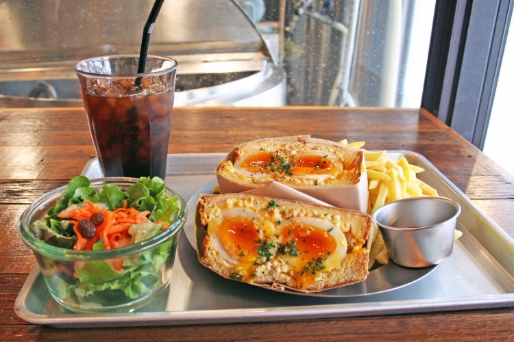 10:00～14:00のランチタイムならドリンクとセットで1210円とお得。