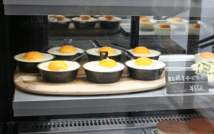 目玉焼きチーズケーキ550円。SNS映え間違いなしのかわいいビジュアル。