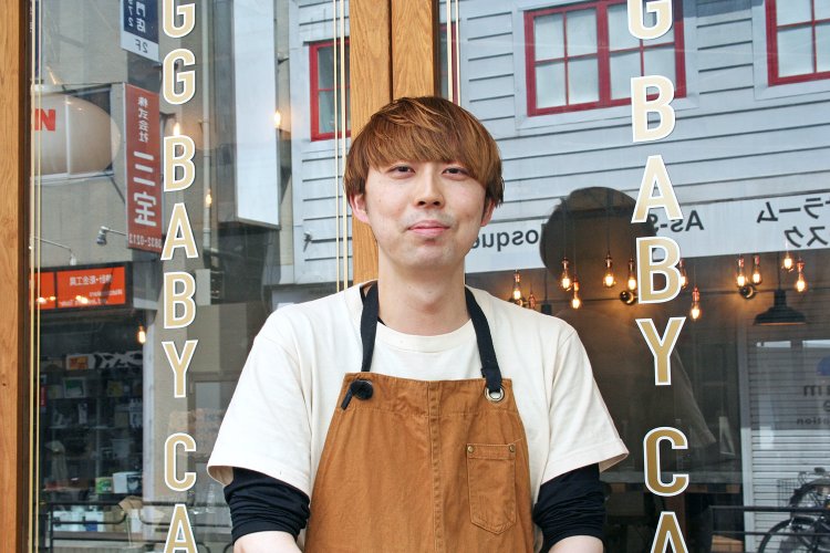 スタッフの小野光平さん。調理もホールもオールマイティにこなす。