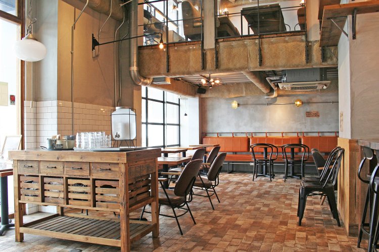 店内は広く、座席は全部で94席。中2階席もある。無料Wi-Fi、電源も完備。