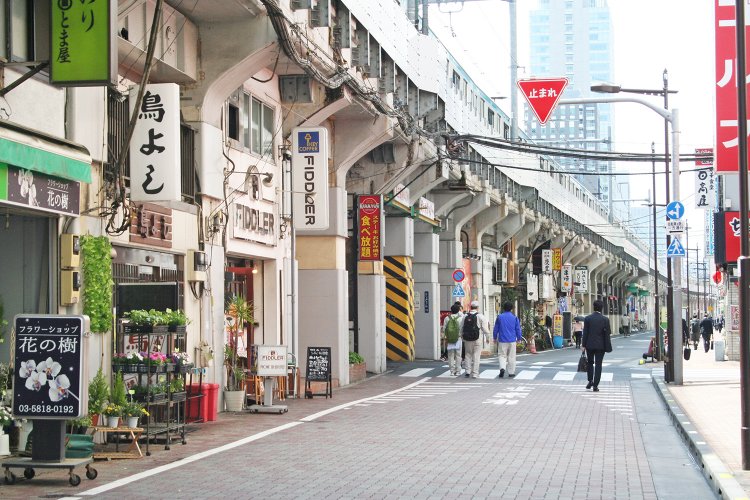 御徒町駅側は昔ながらの高架下の風景が残る。
