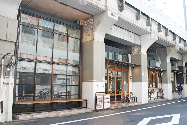 大きな窓が印象的な外観。橋桁までおしゃれに見える。