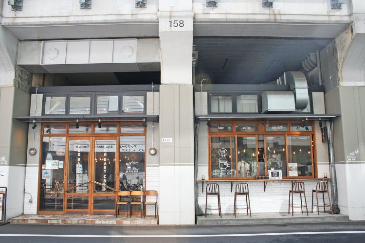 左の扉から入って席を確保したらまずはカウンターで注文。右はテイクアウト専用窓口。