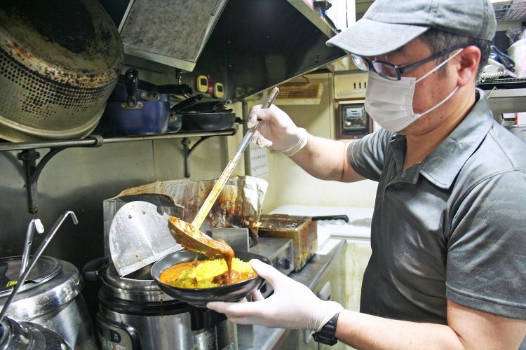 厨房を取り仕切るのは店長の國吉修二さん。