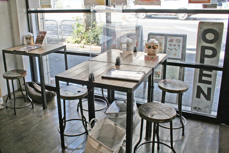 店内はテーブル席のほか、カウンター席もある。