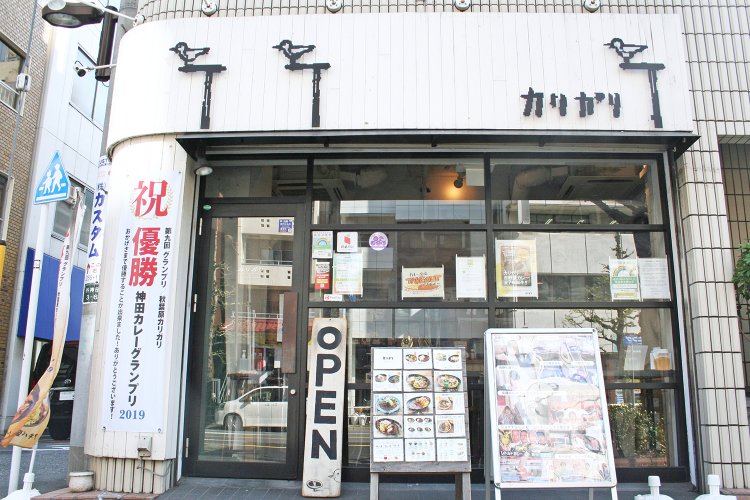 ガラス張りでおしゃれなカフェ風の店構え。