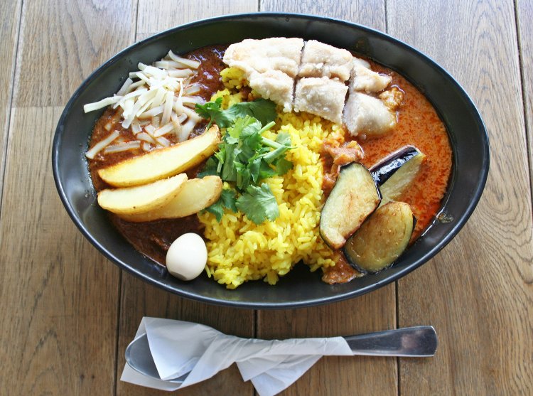 アキバ盛りカレー1。ランチでは1100円とお得（ディナータイムは1430円）。