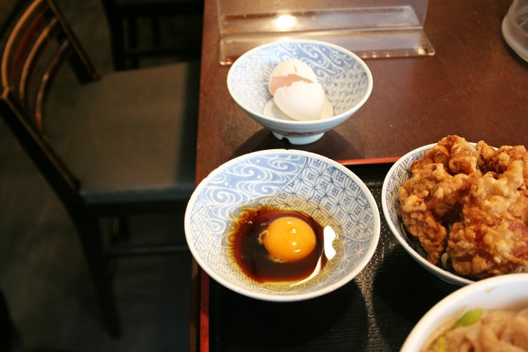 生卵は卓上のタレをたっぷりめに投入して準備。