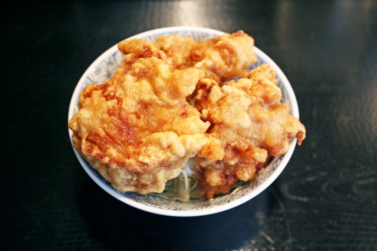 唐揚げ230円。唐揚げが大きくて見えてないが、唐揚げの下にはキャベツの千切りが潜んでいる。