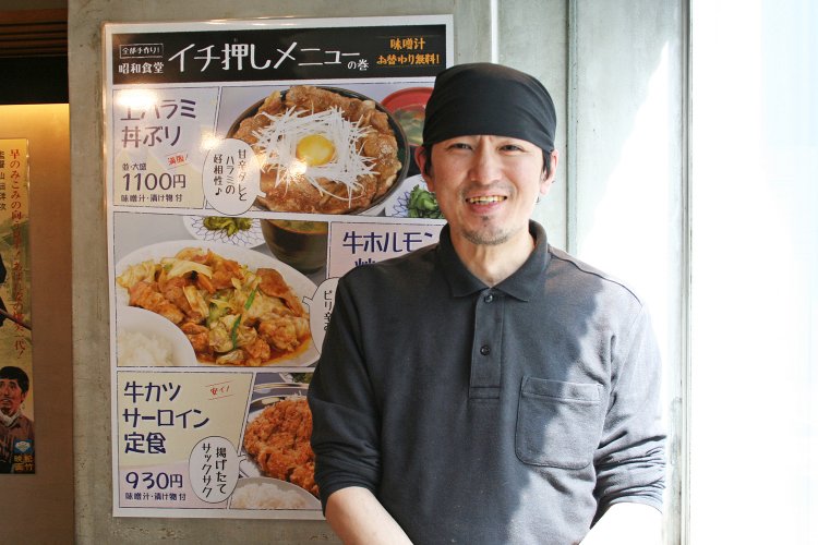 店舗責任者の内田光男さん。喫茶店やラーメン屋などたくさんの飲食店で調理の腕を磨いてきた。