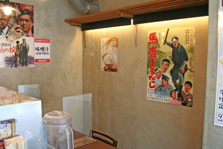 壁に貼られた古い映画のポスターは、撮影所から譲ってもらった本物だそう。