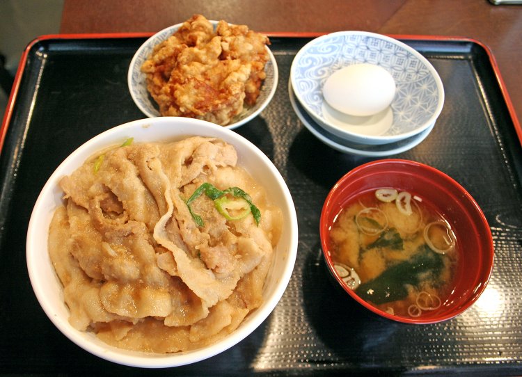スタミナ丼650円と唐揚げ230円。スタミナ丼には生卵と味噌汁が付く。味噌汁はおかわり無料！
