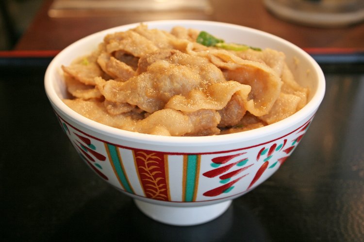 スタミナ丼は並盛も大盛も650円。並盛はお米250g、大盛だと300g。